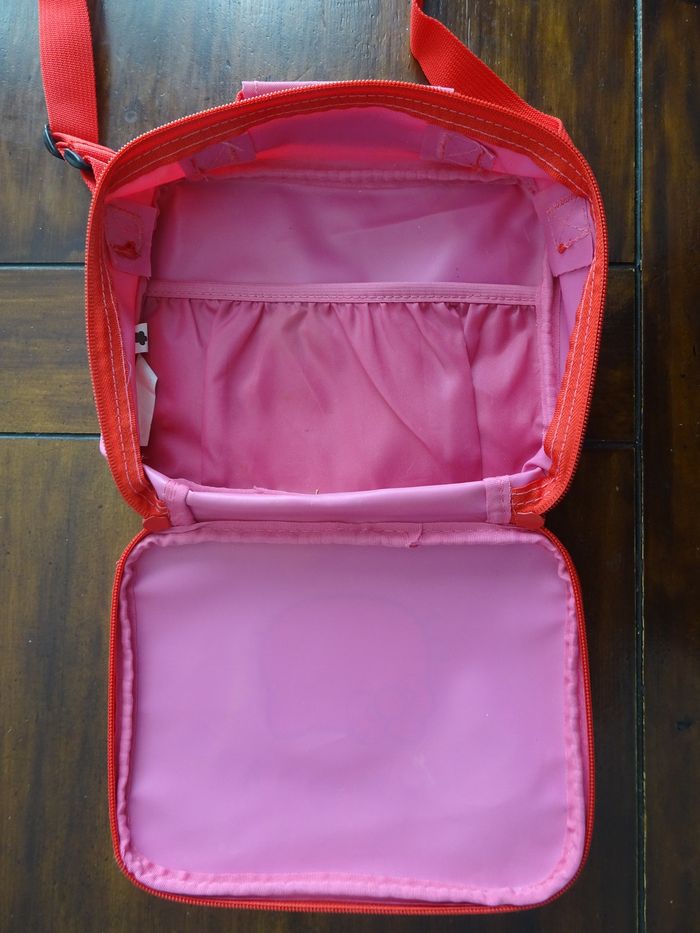 Lot Hello kitty: Trousse de toilette ou d’accessoires fille + petite voiture Hot wheels - photo numéro 2