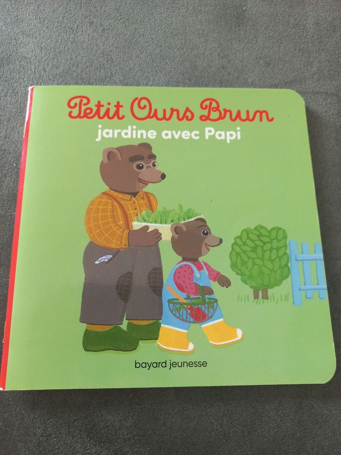 Livre bébé petit ours brun jardine avec papi