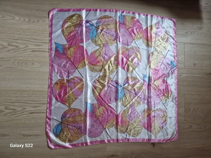 Foulard à motif floral - photo numéro 3