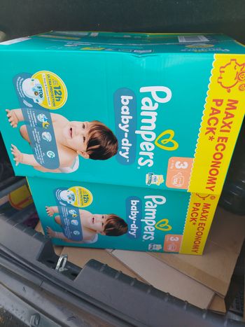 272 couches Pampers taille 3 baby dry 