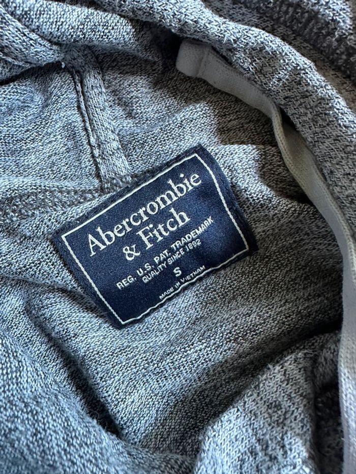 Sweat gris A&F - photo numéro 4