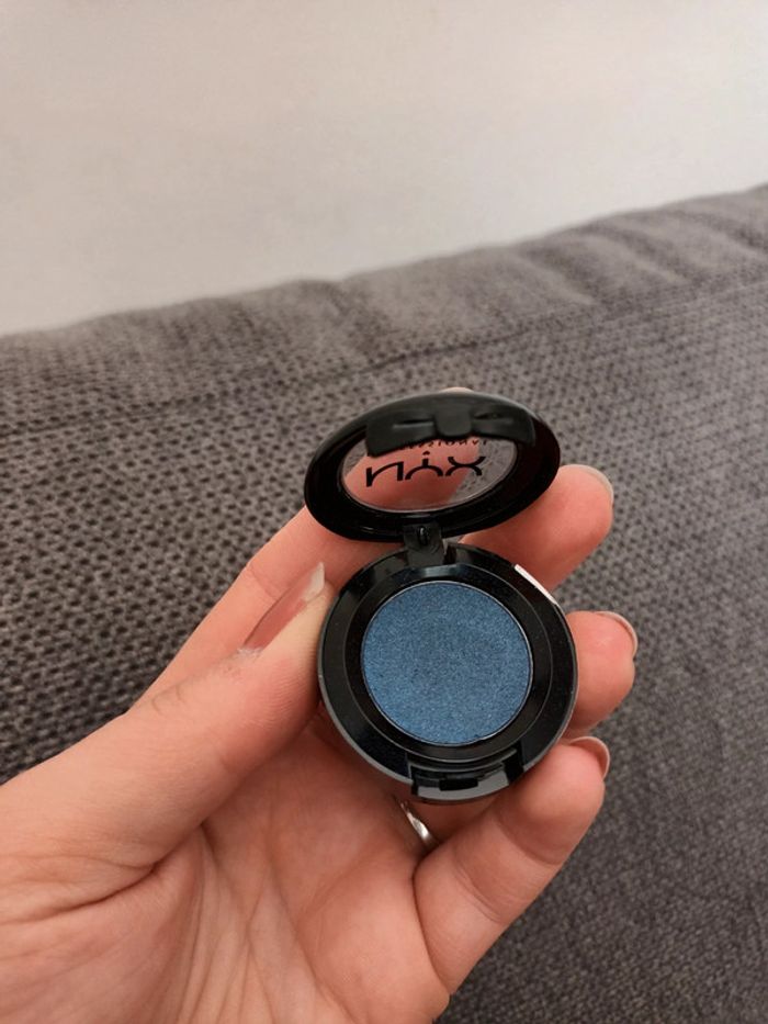 Fard à paupières bleu