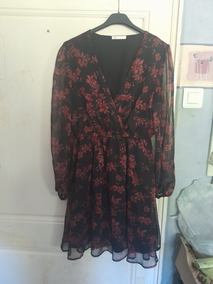 Robe noire et rouge fleurie, taille M