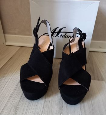 Chaussures noir neuf 39