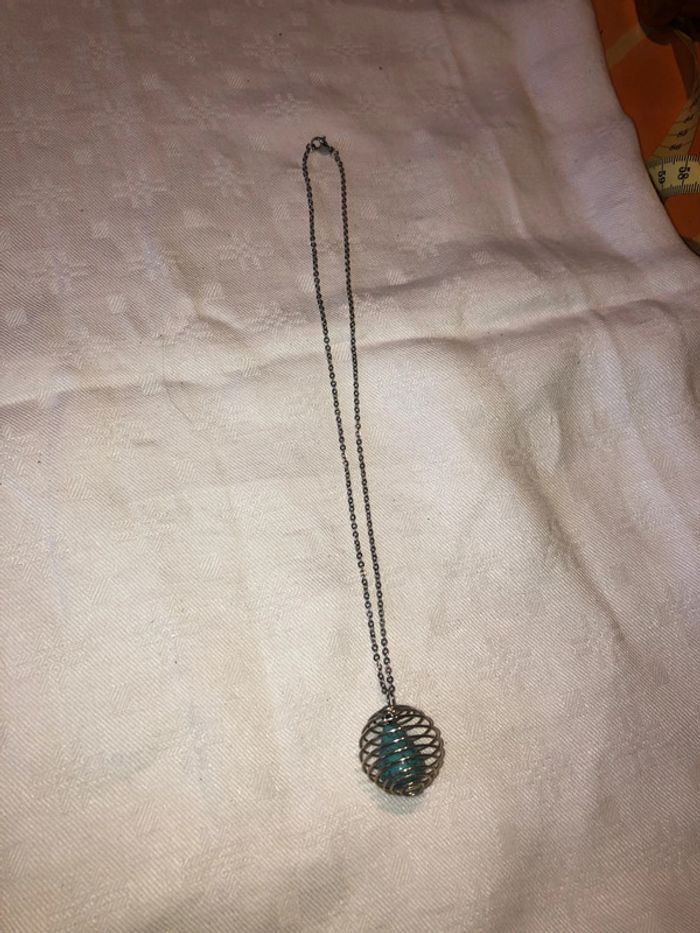 Petit collier très original avec sa pierre turquoise enfermée dans sa cage