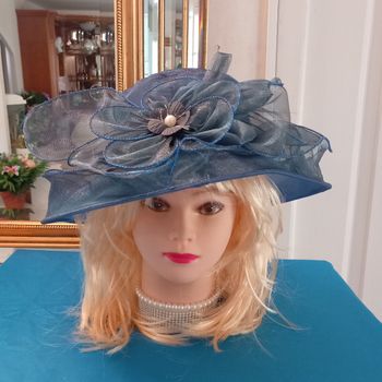 Chapeau de ceremonie en organza coloris bleu marine 