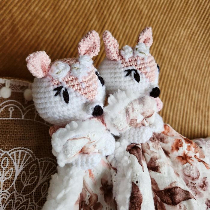 Doudou câlin lange Huguette la Bichette en crochet fait main cadeau de naissance anniversaire personnalisable