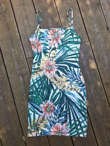 Robe fleurie à bretelles