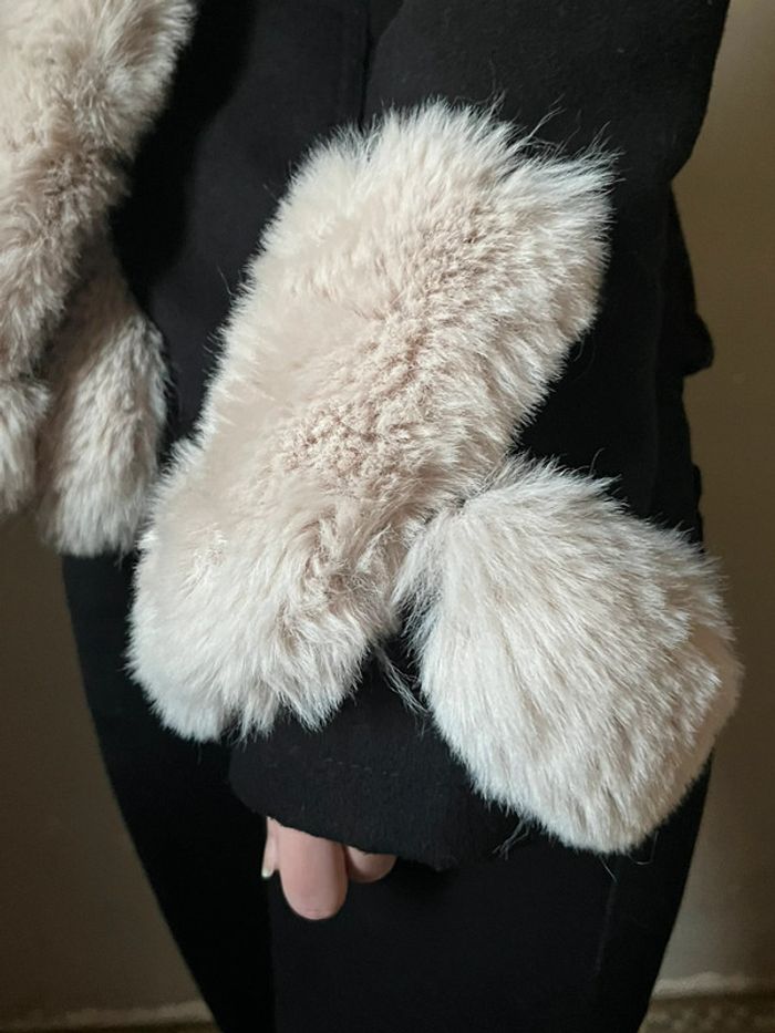 Manteau noir épais court à capuche avec fausse fourrure - photo numéro 13