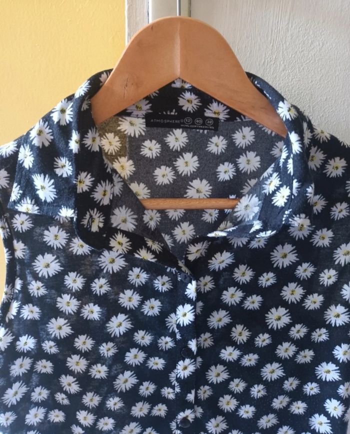 Haut Noir Femme avec des Motifs Fleuris Blancs | Look Estival & Bohème 🌼🌾 - photo numéro 4