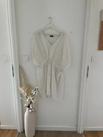 Par-dessus de maillot de bain blanc