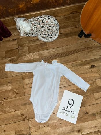 Joli body blanc à col boutchou très bon état 9 mois