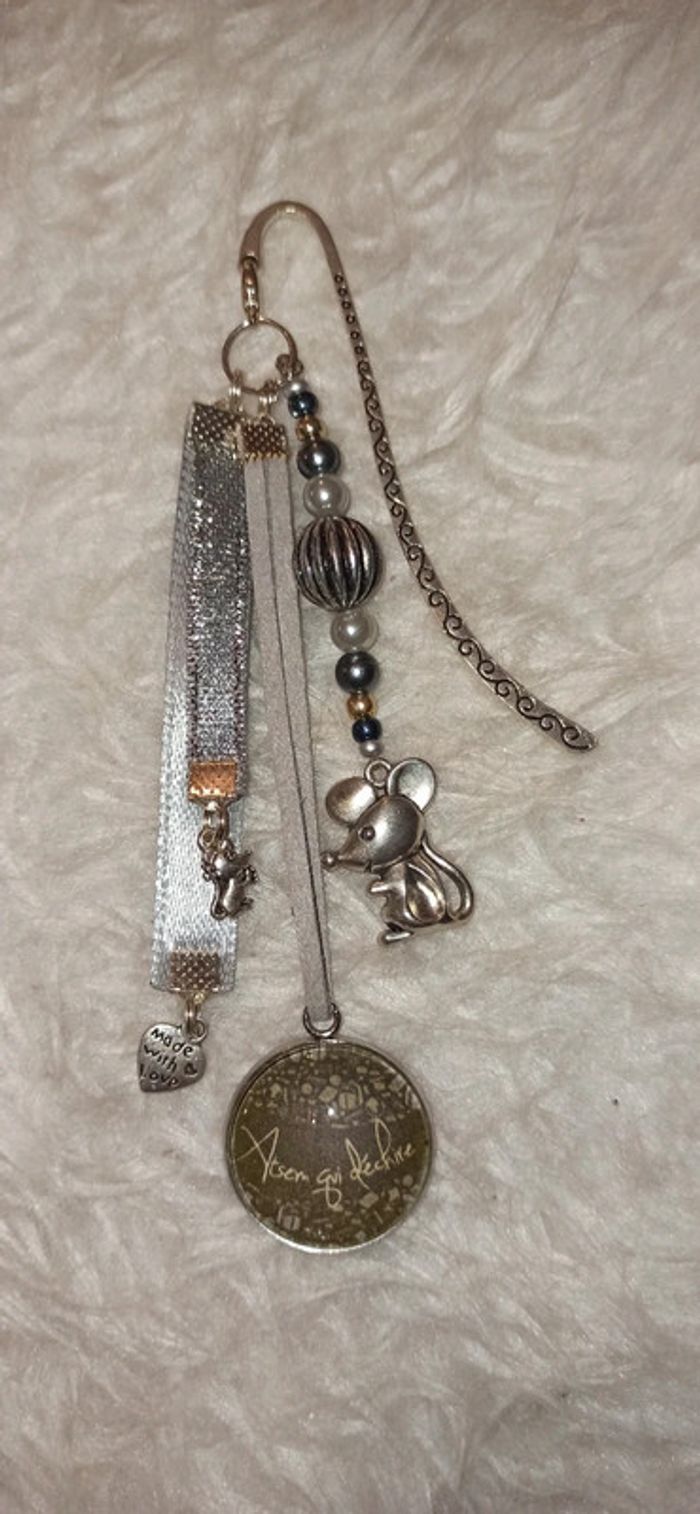 Cadeau atsem, bijoux de sac ou marque page " atsem qui dechire"