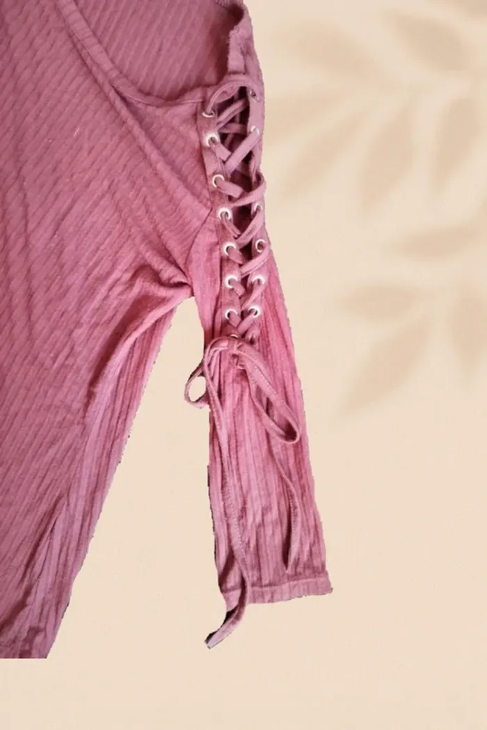 T-shirt bordeaux une manche à lacets - photo numéro 4