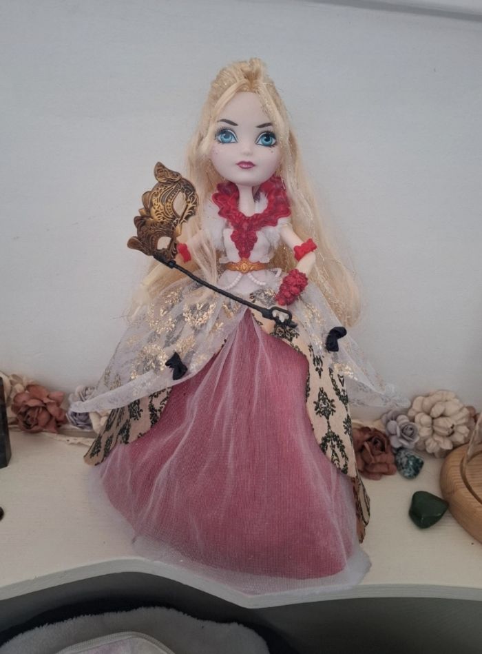 Poupée ever after high
