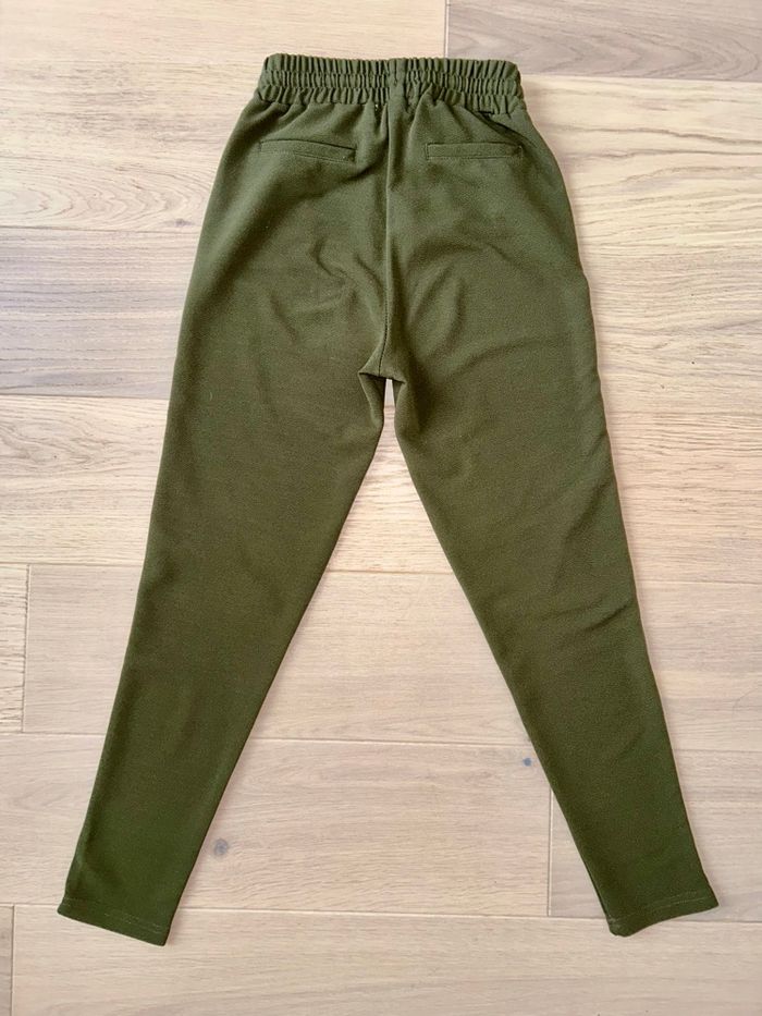 Pantalon kaki Jennyfer taille XS - coupe slim avec bandes latérales blanches - photo numéro 2