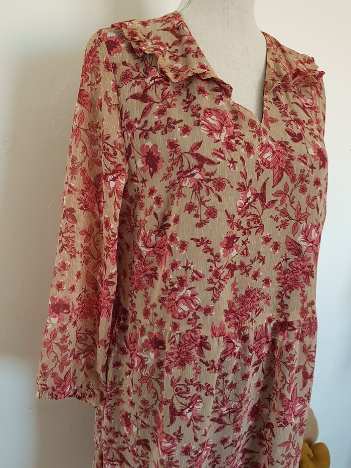 Robe fond marron clair fleurs roses. Esmara. Taille 42, 50 cm aux aisselles, 96cm de haut. - photo numéro 2