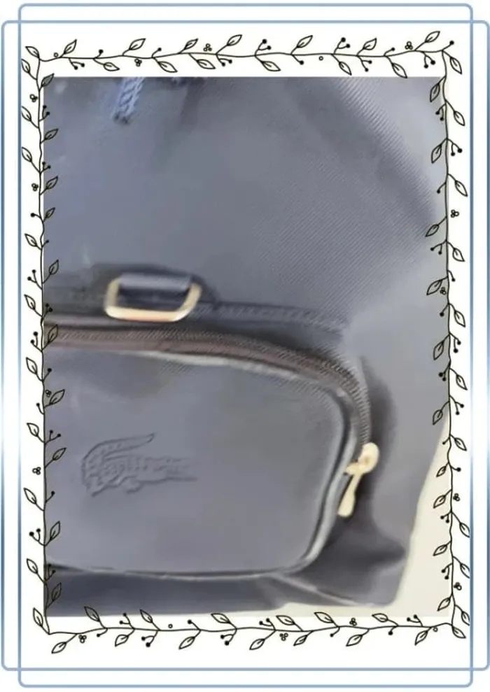 Sac à dos bleu marine lacoste vintage, bon état mais quelques marques d'usures, 26x26cm - photo numéro 5