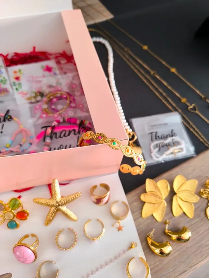 Lot de 40 bijoux dorés, blancs et roses - photo numéro 4