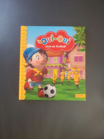 Livre oui oui joue au football
