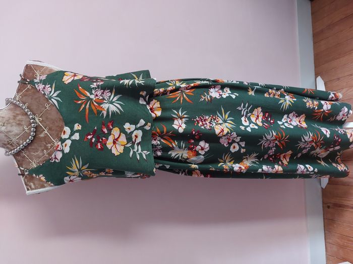 Robe longue à fines bretelles verte à fleurs taille 38