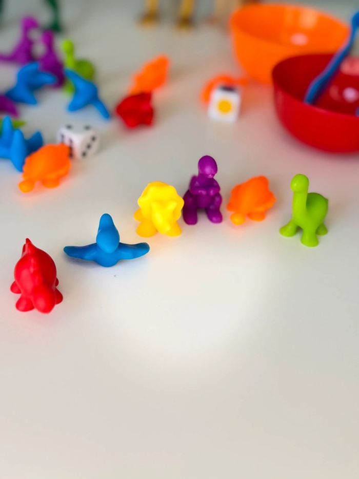 Figurines colorées les Dino à trier: Dénombrer, Compter, Couleurs,Motricité - photo numéro 12