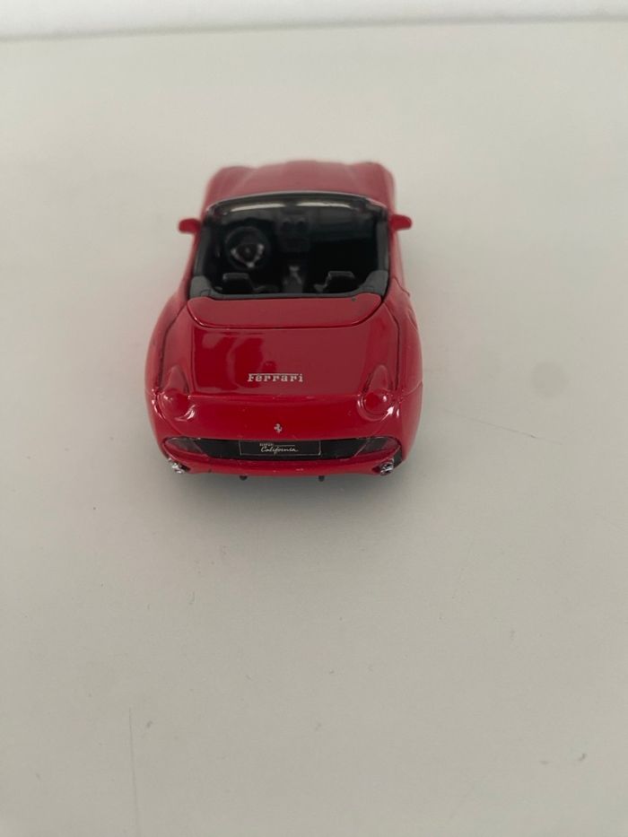 Ferrari California Rouge Décapotable - Miniature Bburago 1/43 (Die-Cast) - photo numéro 4