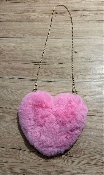 Petit sac à main  rose en cœur effet moumoute tout doux avec sa chaînette dorée.  20cm de hauteur sur 24cm de largeur 