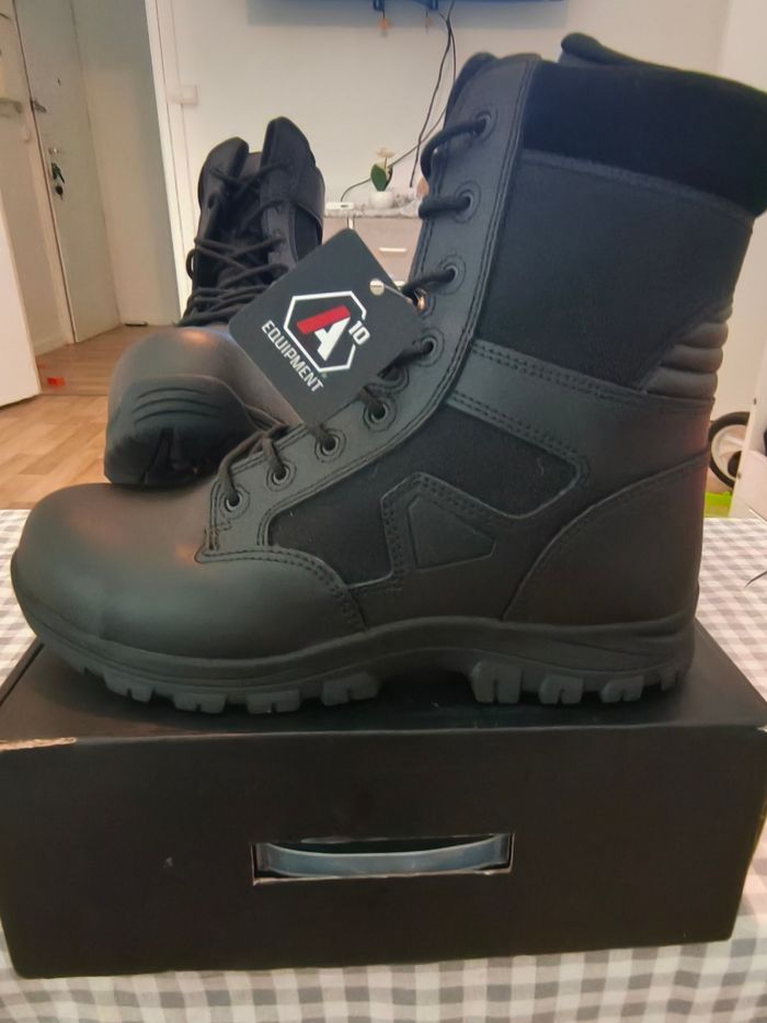 Chaussures de sécurité neuf jamais porté pointure 43 encore avec leur compte