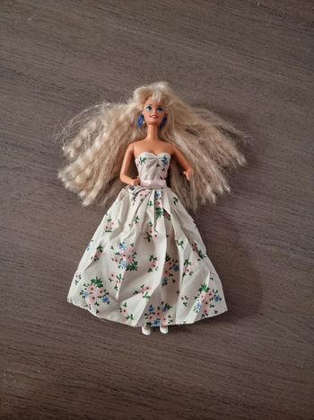 Barbie cheveux frisee
