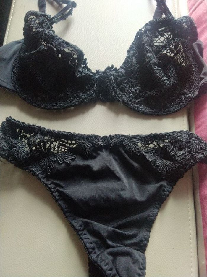 Ensemble lingerie noir brodé