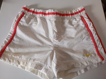 Short mixte . 8/10 ans . Nike . Blanc et rouge . Coton polyamide polyester. Très bon état