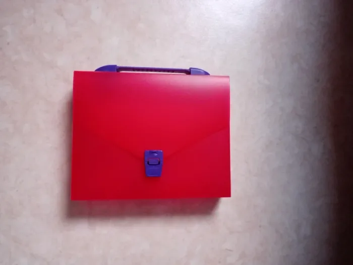 Petite valise fushia et violet en plastique