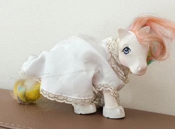 Petit poney marié avec tenue confetti
