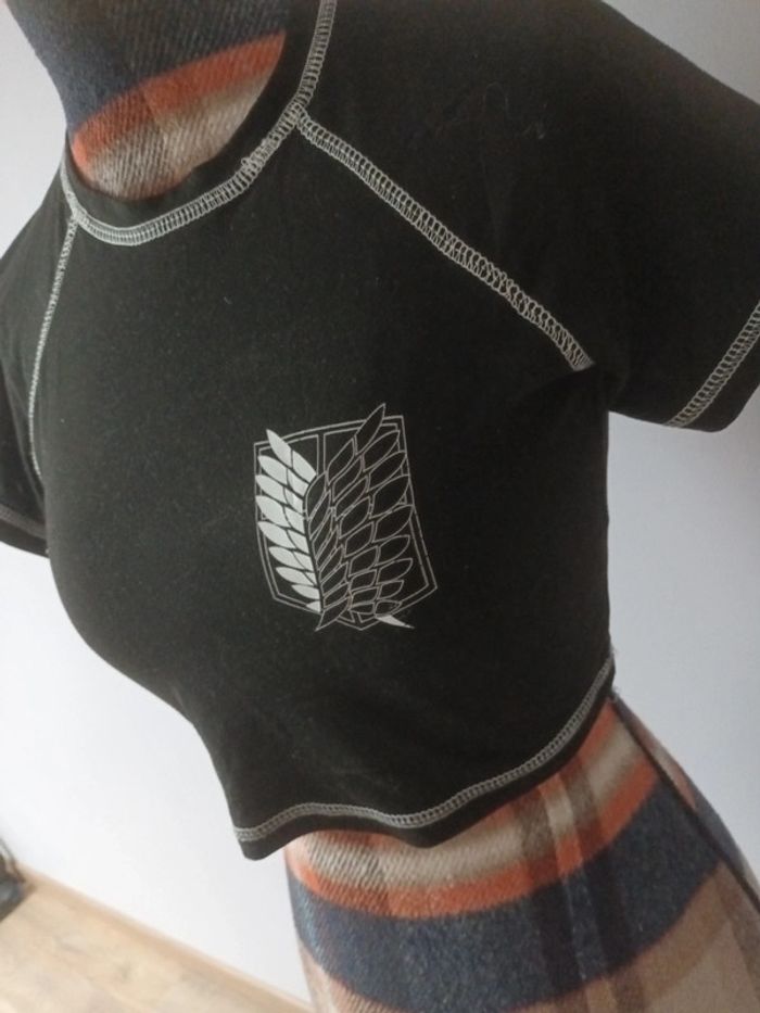 T shirt S.N.K crop top empire titans- taille S très bon etat - photo numéro 2