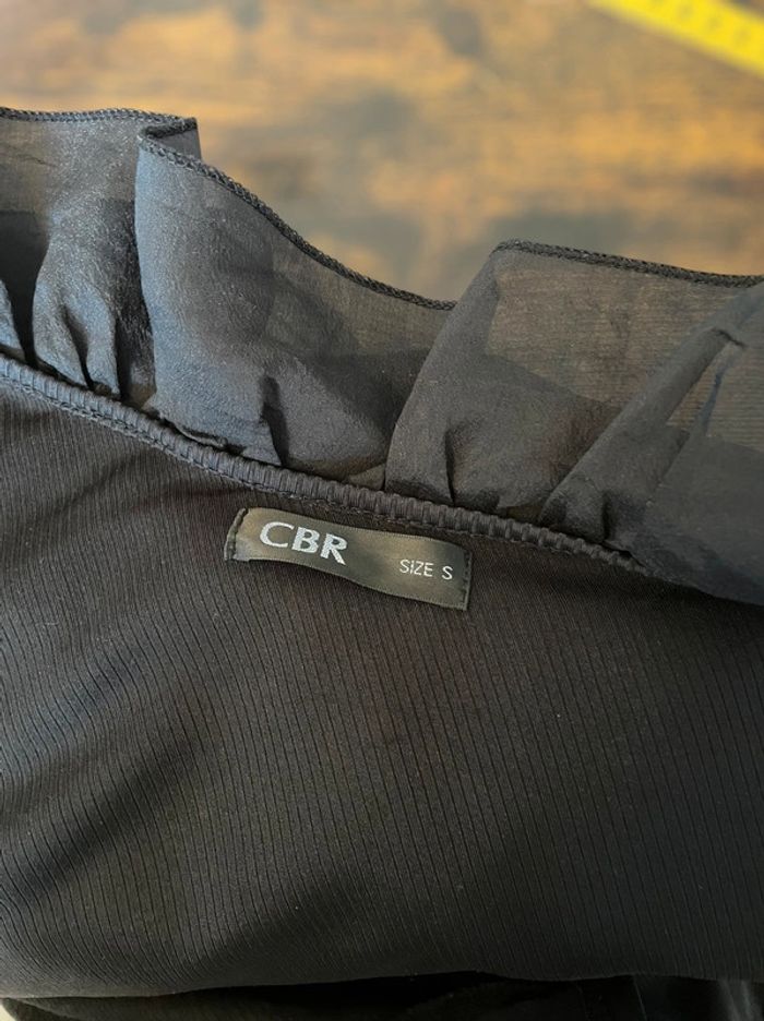 Tee haut élégant chic noir en relief froufrou asymétrique - photo numéro 5