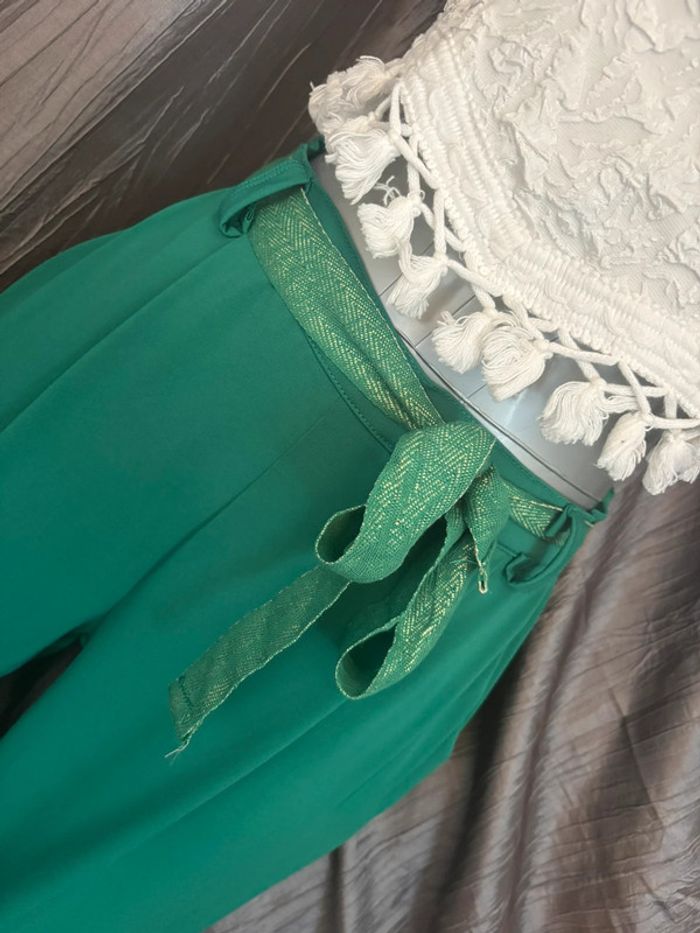 Set chic pantalon fluide vert émeraude et top blanc - photo numéro 2