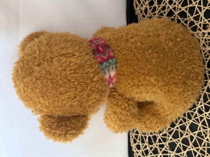 Ours assis couleur caramel avec echarpe polaire peluche doudou 3pagen 32cm - photo numéro 3