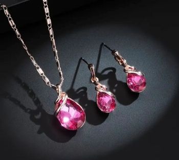 Collier avec boucles d'oreilles neuf 