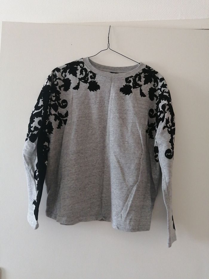 Pull gris motif noire en velours