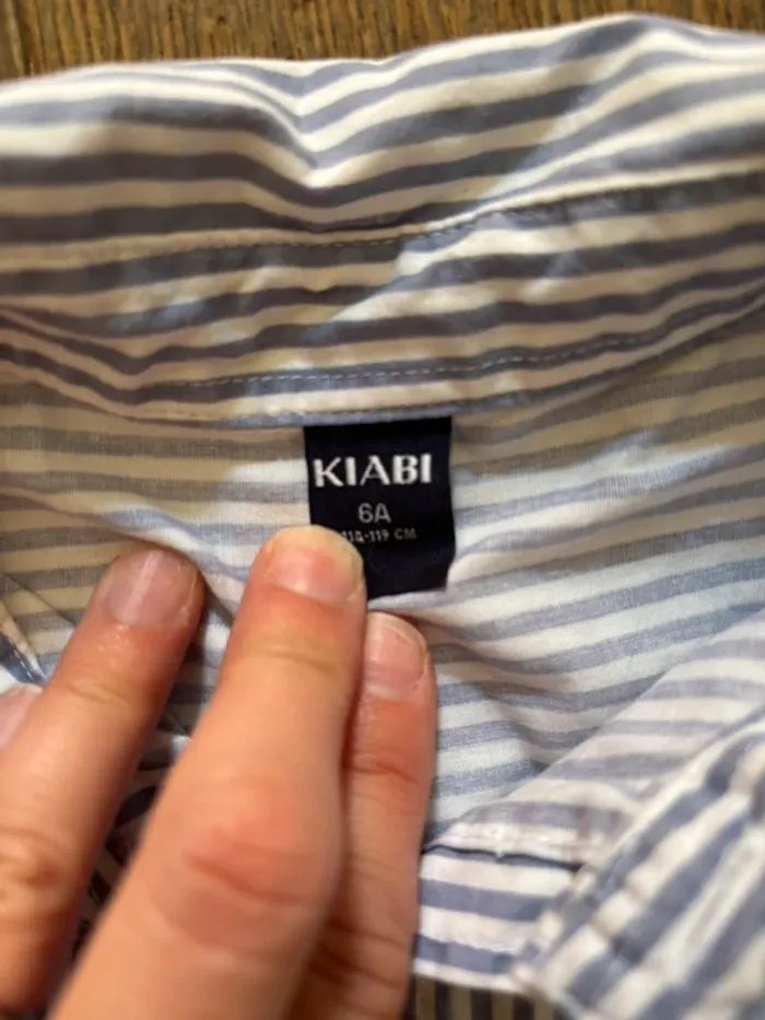 Chemise 6 ans Kiabi parfait état blanche rayée bleue - photo numéro 2
