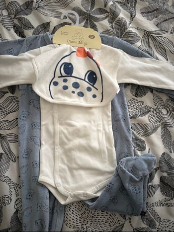 Lot pyjama body et bavoir