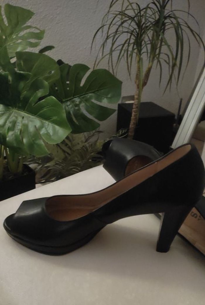 Talons noirs à bout ouvert