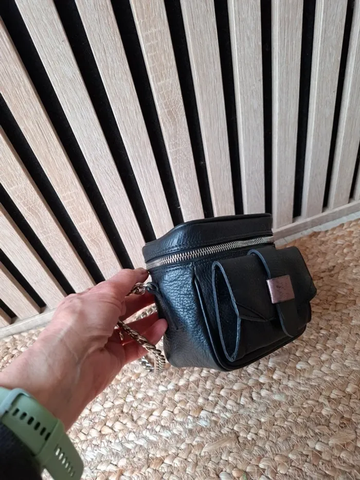 Petit sac noir bandoulière chaîne argentée. - photo numéro 4