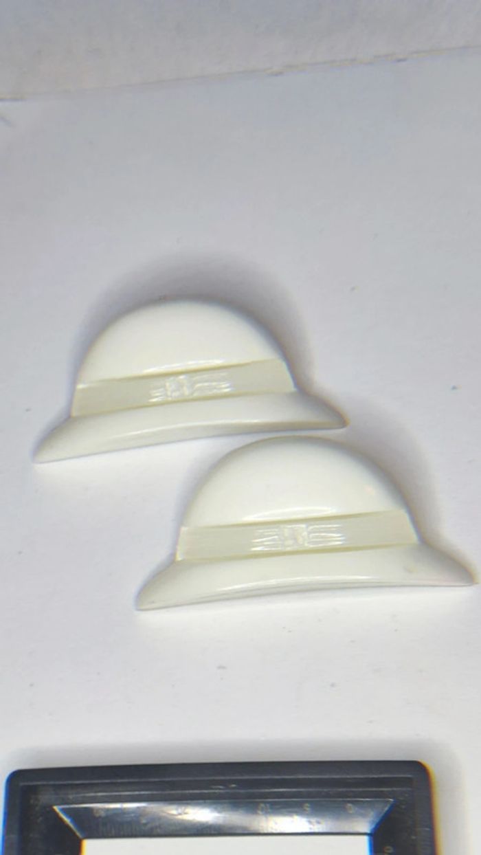 Lot de 2 broches chapeau Yves rocher - photo numéro 2