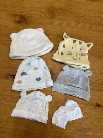 Lot de 5 bonnets + 1 paire de gants