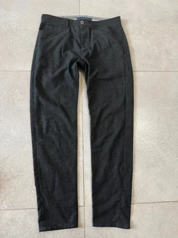 Pantalon noir Zara man, taille 40, très bon état 42x100cm