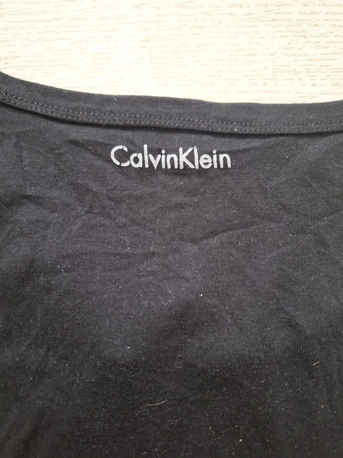 Débardeur noir Calvin Klein en taille medium, porté plusieurs fois mais encore en bon état - photo numéro 4