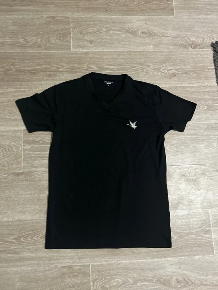 T-shirt noir à col V Chevignon S