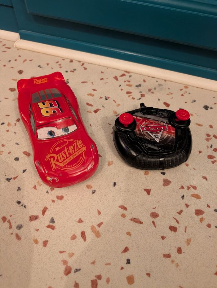 Flash McQueen télécommandée - photo numéro 4